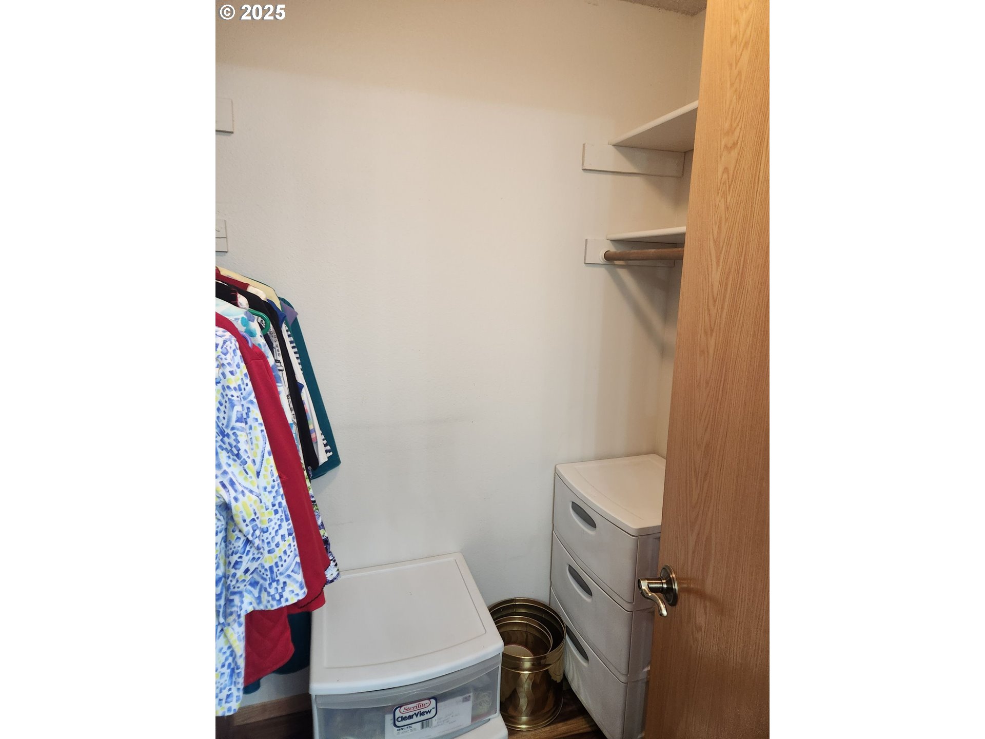 950 Evergreen Road, Unit 229 Woodburn, OR 97071 - Photo 11 of 33 a bathroom with a sink and a toilet