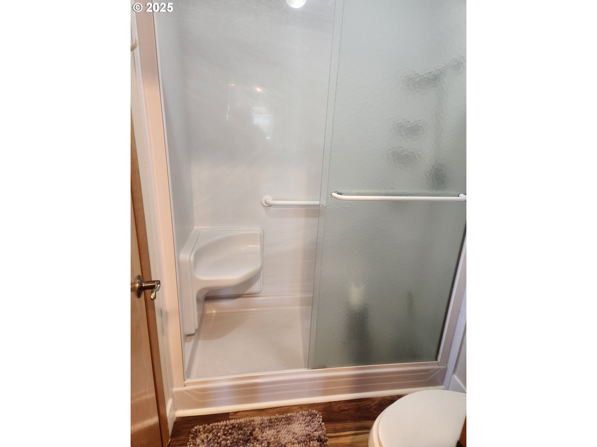 950 Evergreen Road, Unit 229 Woodburn, OR 97071 - Photo 12 of 33 a bathroom with a glass shower door