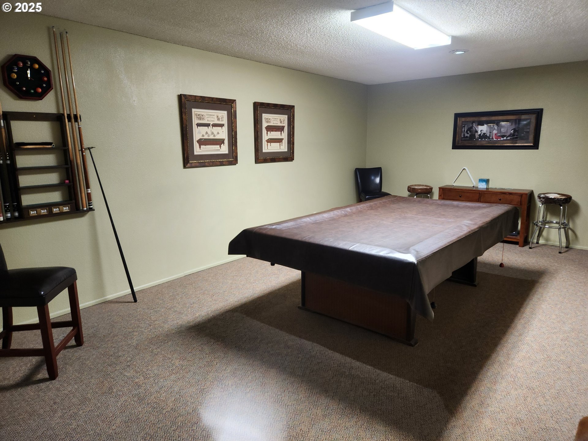 950 Evergreen Road, Unit 229 Woodburn, OR 97071 - Photo 20 of 33 a spacious bedroom with a bed and a desk