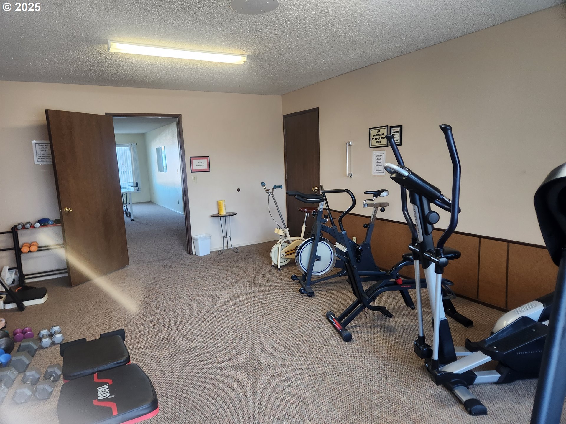 950 Evergreen Road, Unit 229 Woodburn, OR 97071 - Photo 22 of 33 a view of a room with gym equipment