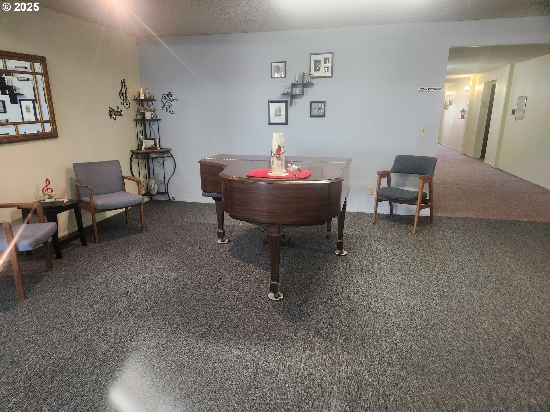 950 Evergreen Road, Unit 229 Woodburn, OR 97071 - Photo 28 of 33 a living room with furniture and a mirror