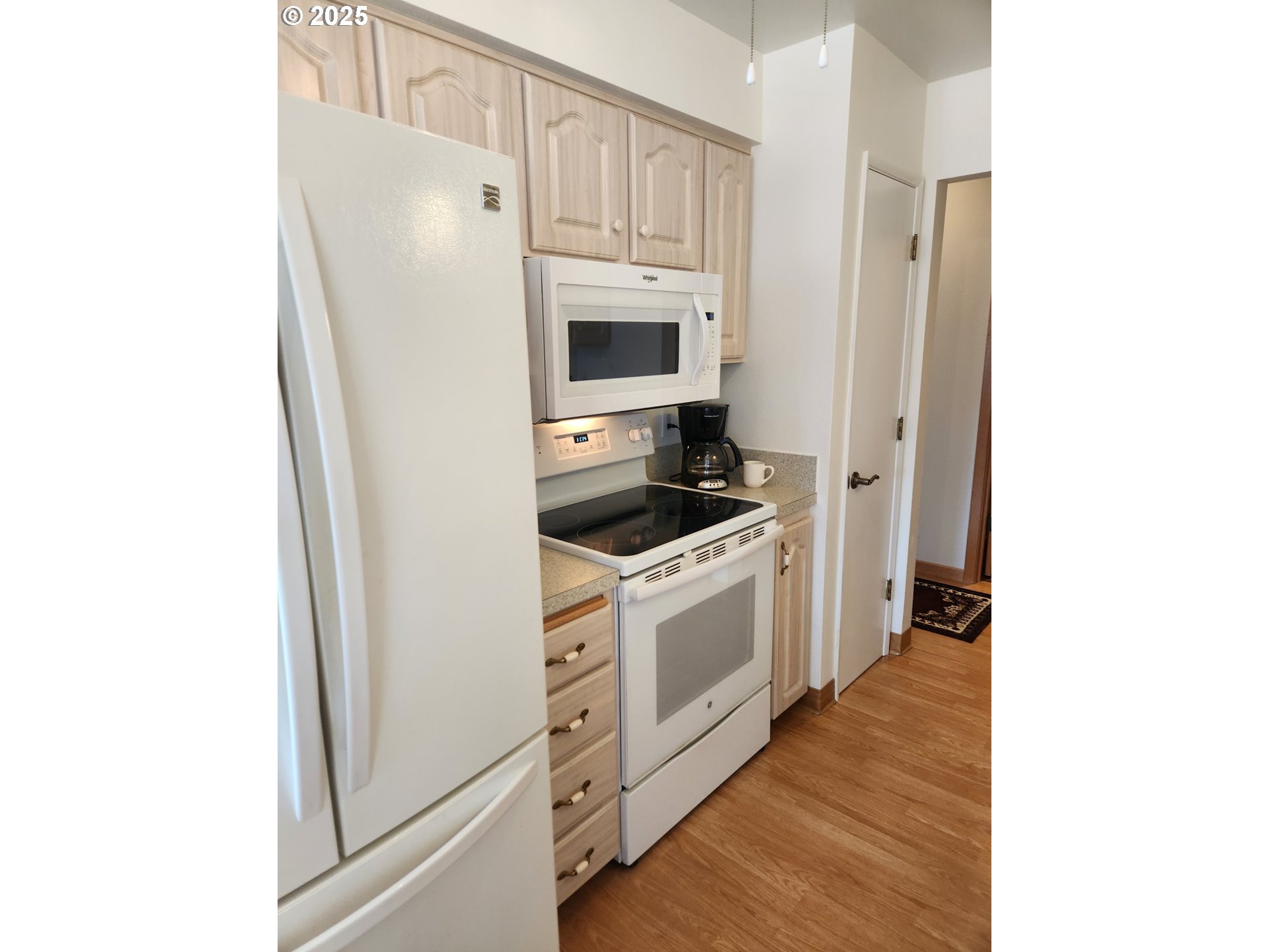 950 Evergreen Road, Unit 229 Woodburn, OR 97071 - Photo 3 of 33 a kitchen with cabinets and a stove