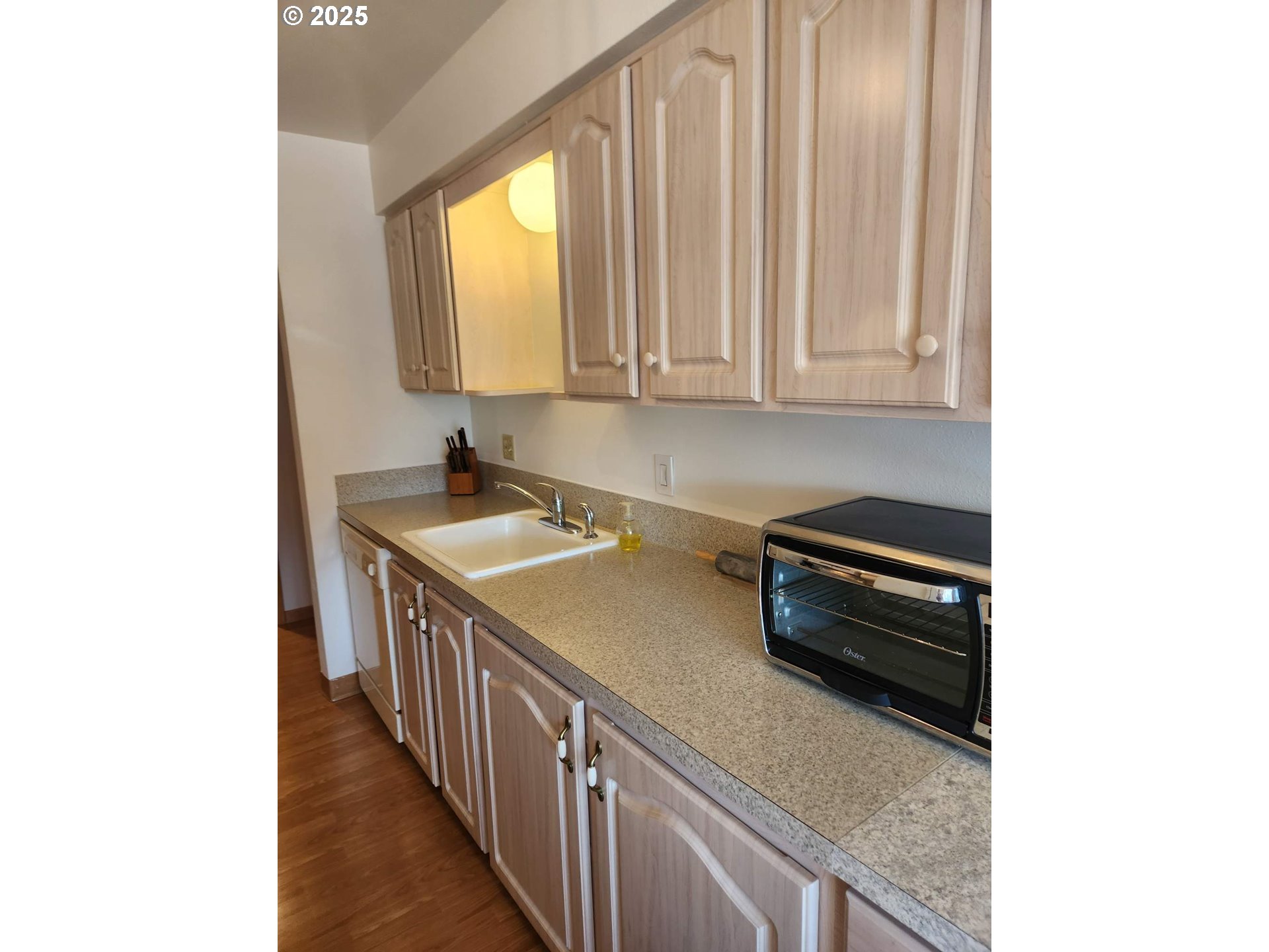 950 Evergreen Road, Unit 229 Woodburn, OR 97071 - Photo 4 of 33 a kitchen with a sink and a window