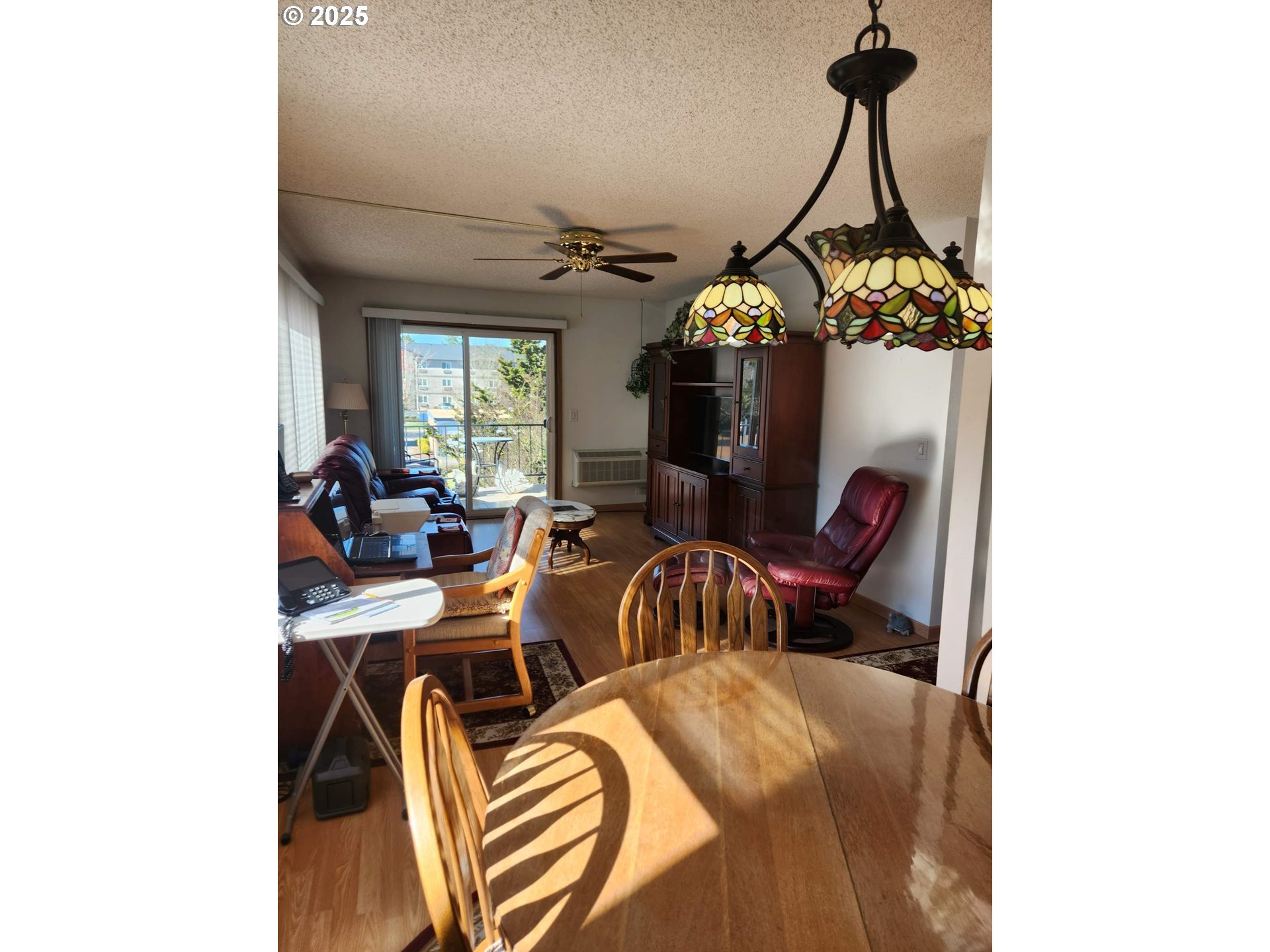950 Evergreen Road, Unit 229 Woodburn, OR 97071 - Photo 5 of 33 a view of a dining room with furniture and chandelier
