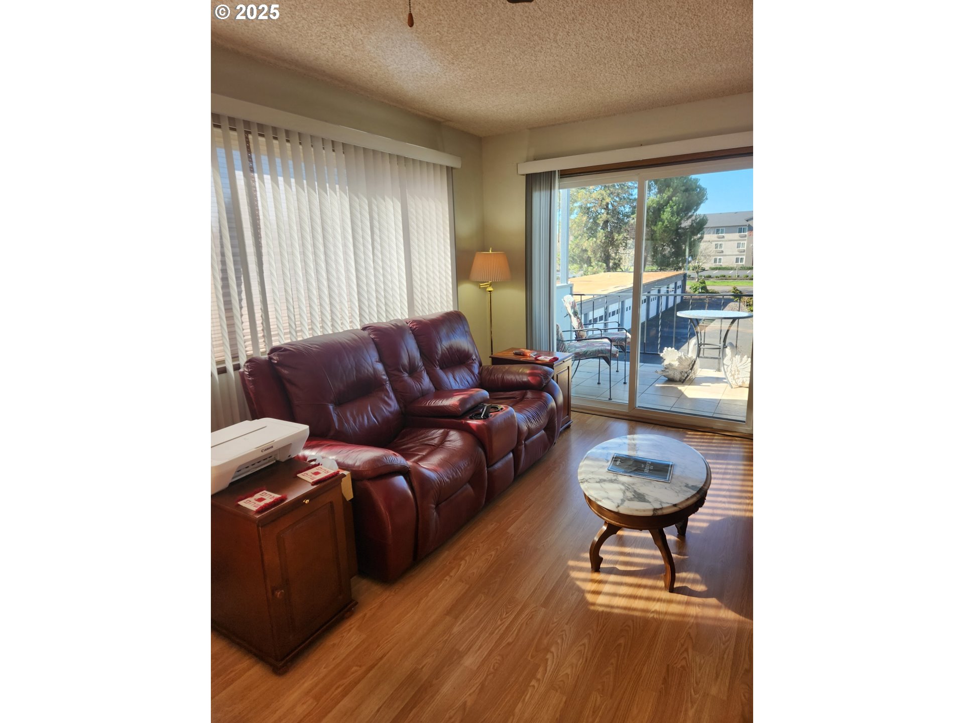 950 Evergreen Road, Unit 229 Woodburn, OR 97071 - Photo 6 of 33 a living room with furniture and a window