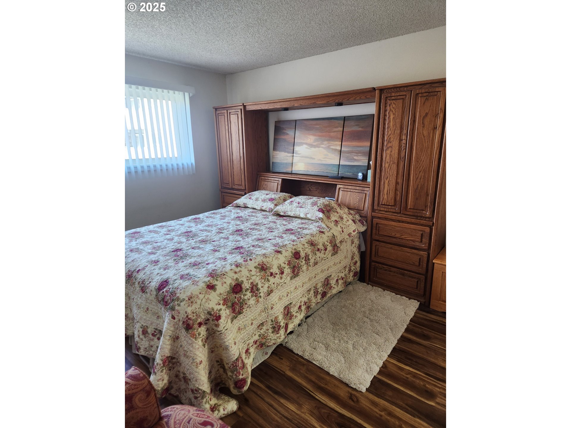 950 Evergreen Road, Unit 229 Woodburn, OR 97071 - Photo 10 of 33 a bedroom with a bed and a window