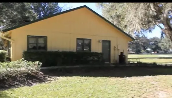 a view of back yard of the house