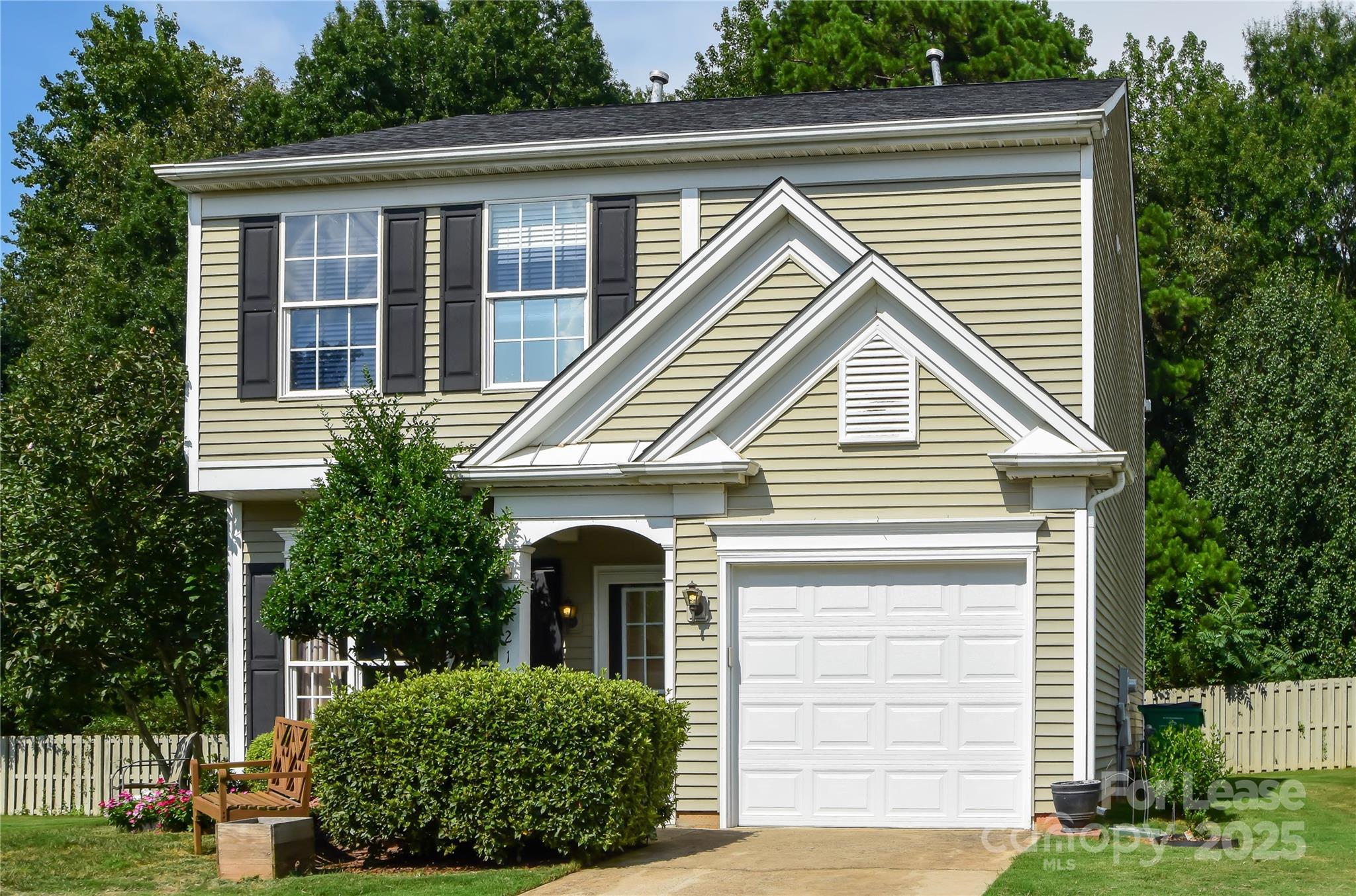 a view of front a house with a yard