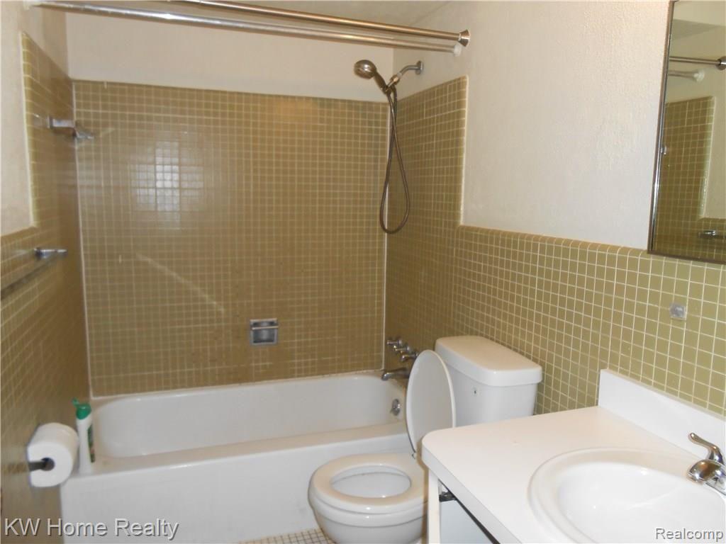 25555 Lahser Road, Unit 16 Southfield, MI 48033 - Photo 2 of 4