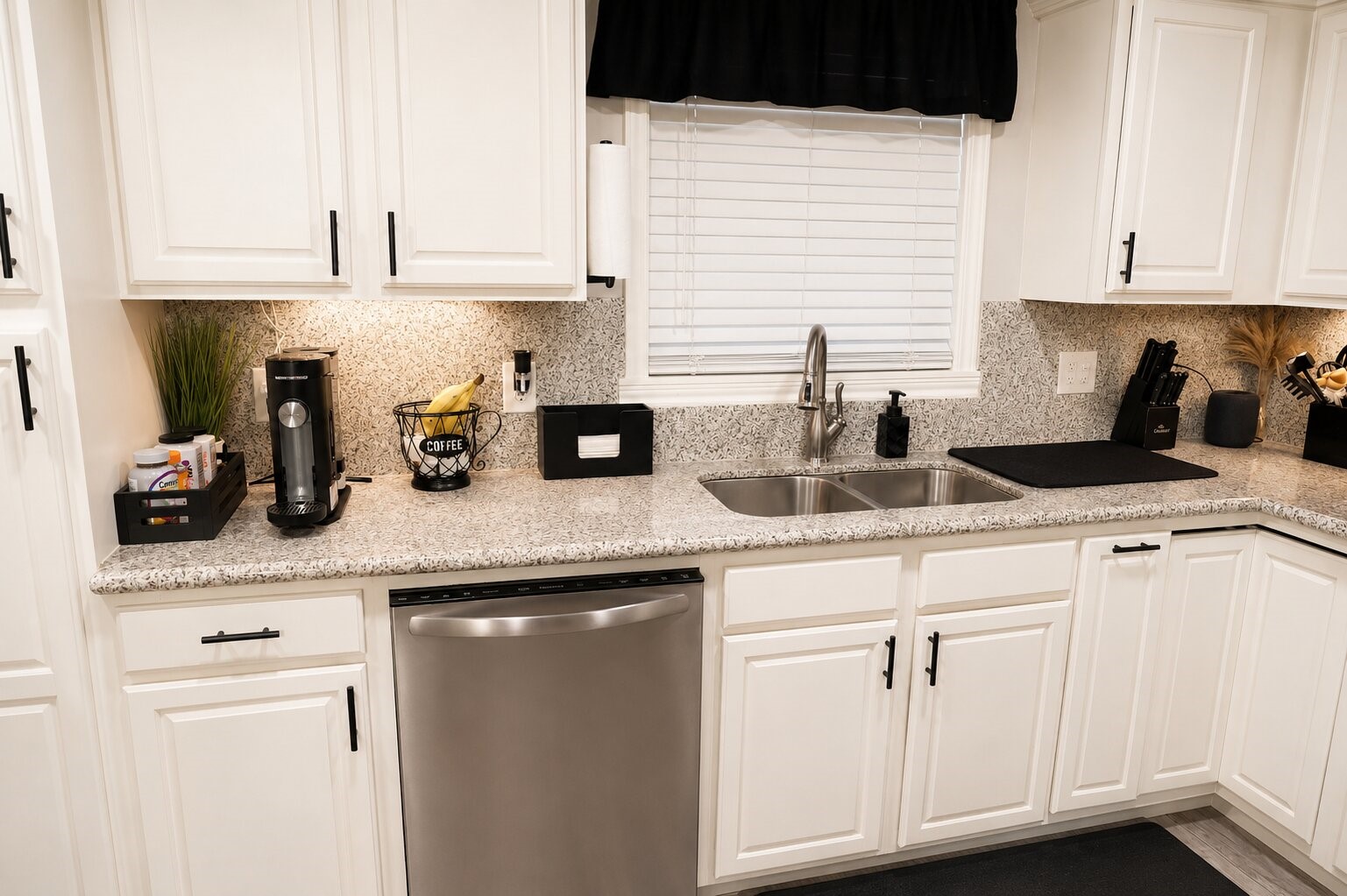 315 East Janisch Road Houston, TX 77022 - Photo 8 of 25 Kitchen