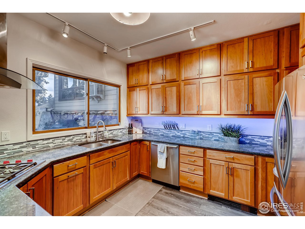 57 Acorn Lane Boulder, CO 80304 - Photo 14 of 40 a kitchen with stainless steel appliances granite countertop a sink stove and cabinets