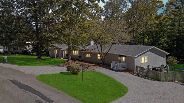 $550,000 | 585 Lakeway Drive, Murray, KY 42071