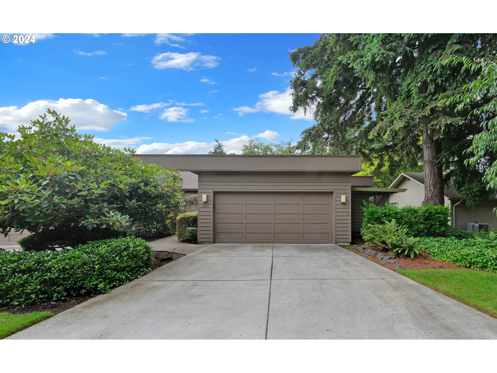 1281 Spyglass Drive Eugene, OR 97401 - Photo 2 of 37 a back yard of the house