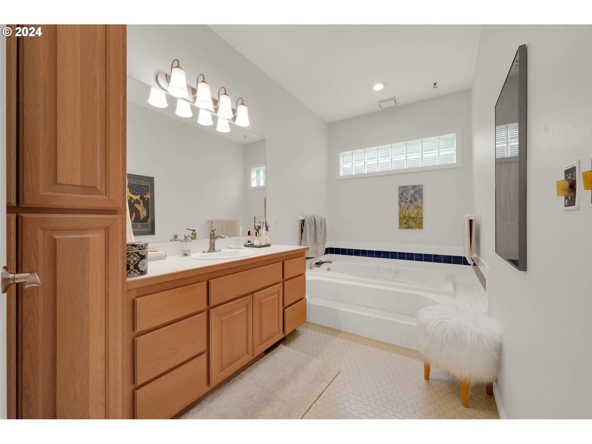1281 Spyglass Drive Eugene, OR 97401 - Photo 25 of 37 a bathroom with a tub sink and mirror