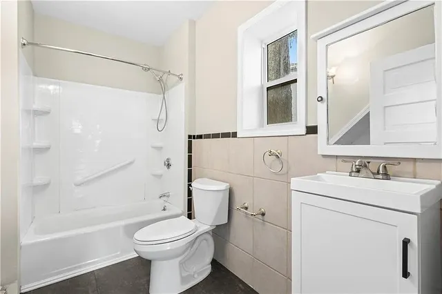 $1,350 | 715 Elm Street, Unit F, Woonsocket, RI 02895