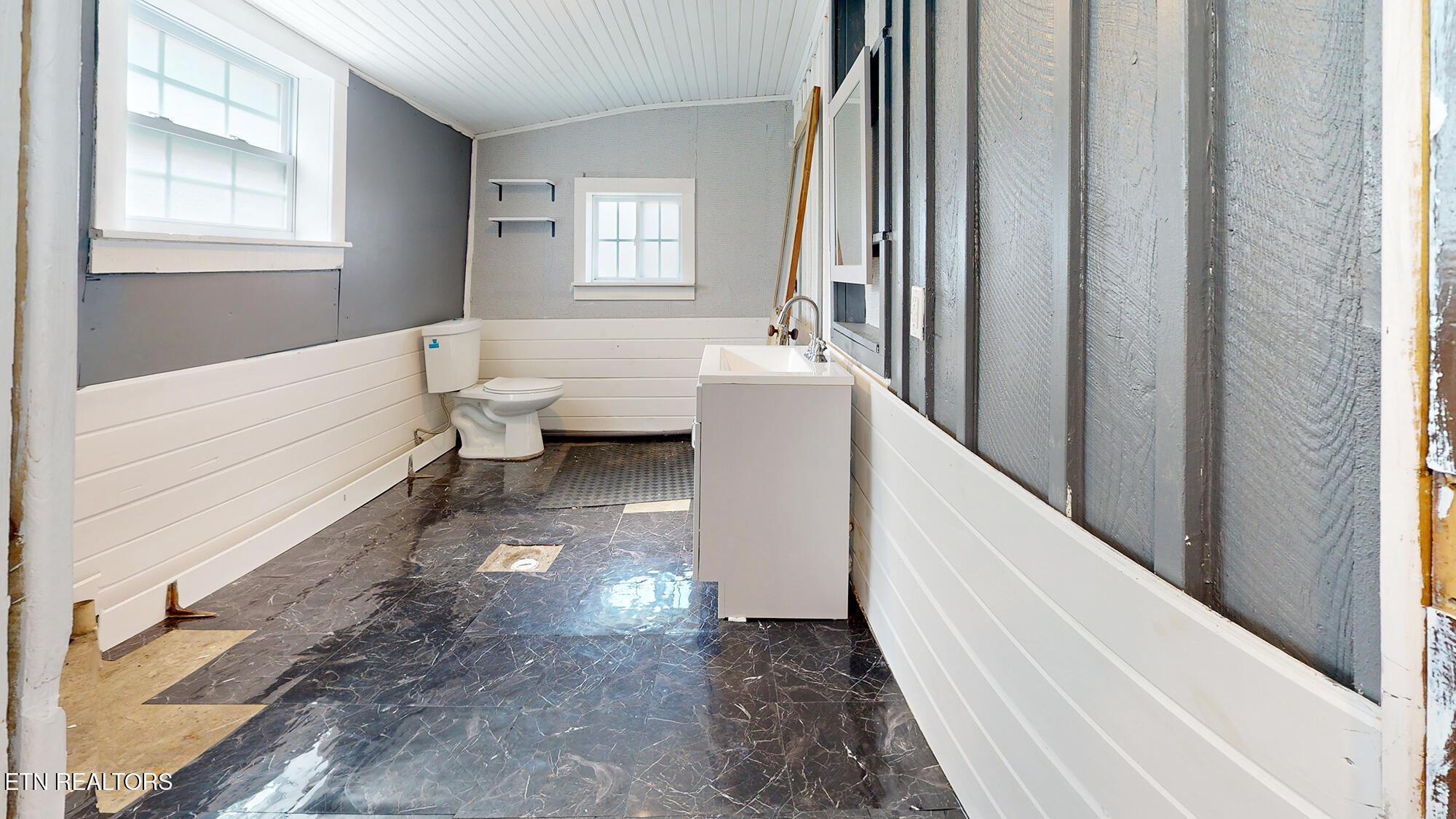 301 Gage Road Philadelphia, TN 37846 - Photo 22 of 33 1/2 Bath and Laundry