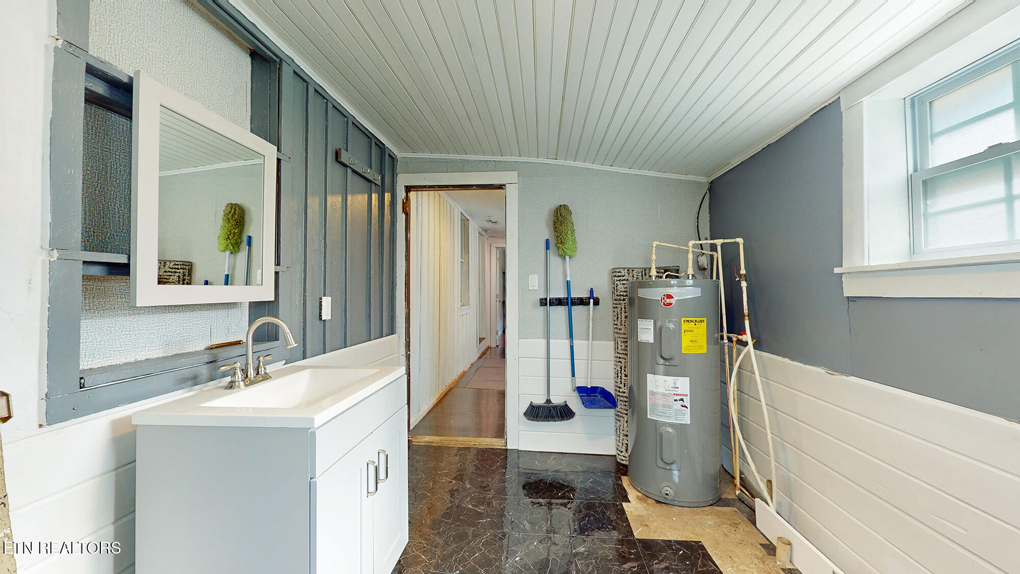 301 Gage Road Philadelphia, TN 37846 - Photo 23 of 33 1/2 Bath and Laundry