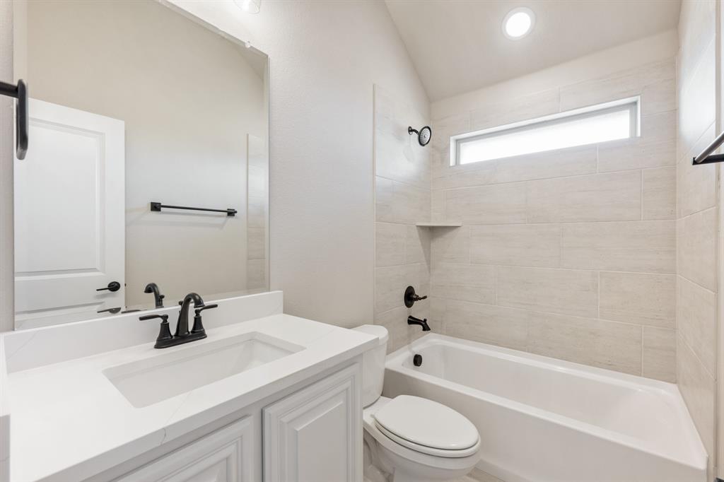 200 Eagle Vw Lane Commerce, TX 75428 - Photo 30 of 34 a bathroom with a sink a toilet and a bathtub