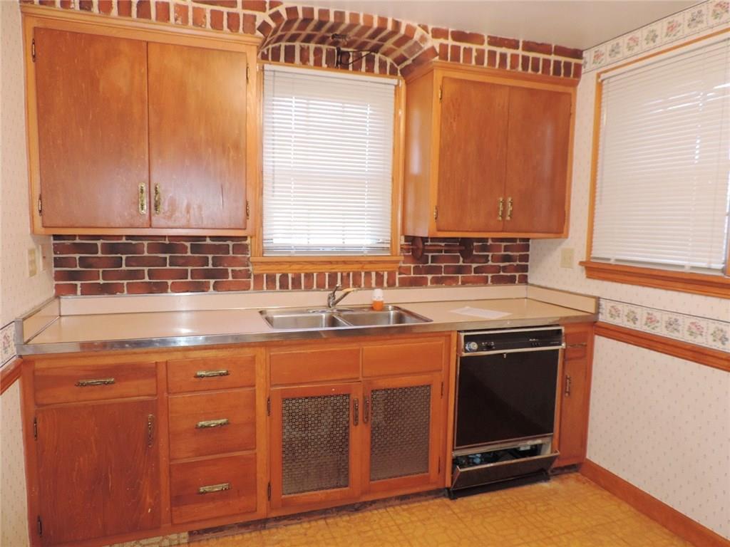 1439 Ridge Avenue Coraopolis, PA 15108 - Photo 6 of 25 Gallery Image 6