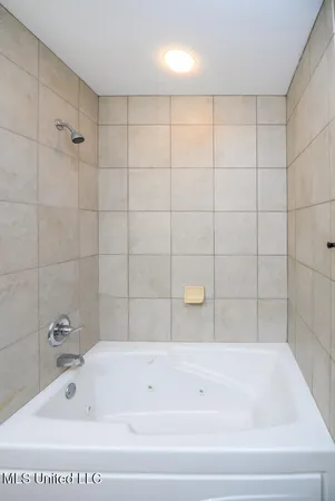 $285,000 | 8710 Parkview Oaks Circle, Olive Branch, MS 38654