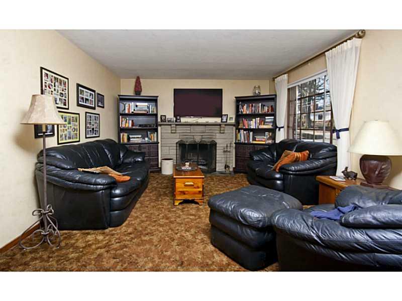 433 Edgewood Road Forest Hills, PA 15221 - Photo 5 of 25 Living Room.