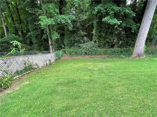 a view of a back yard