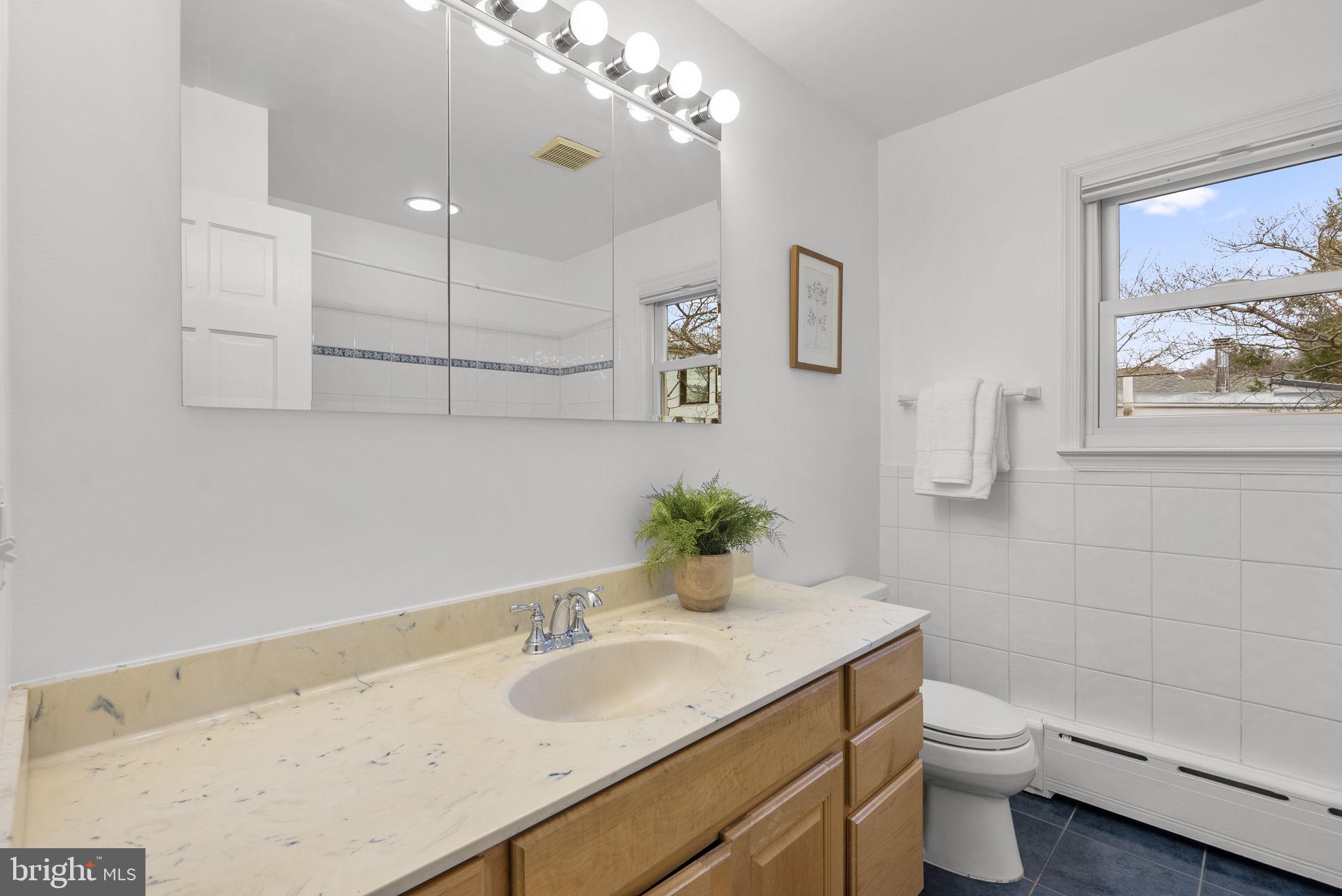 709 Woodside Parkway Silver Spring, MD 20910 - Photo 18 of 29 Primary full bathroom