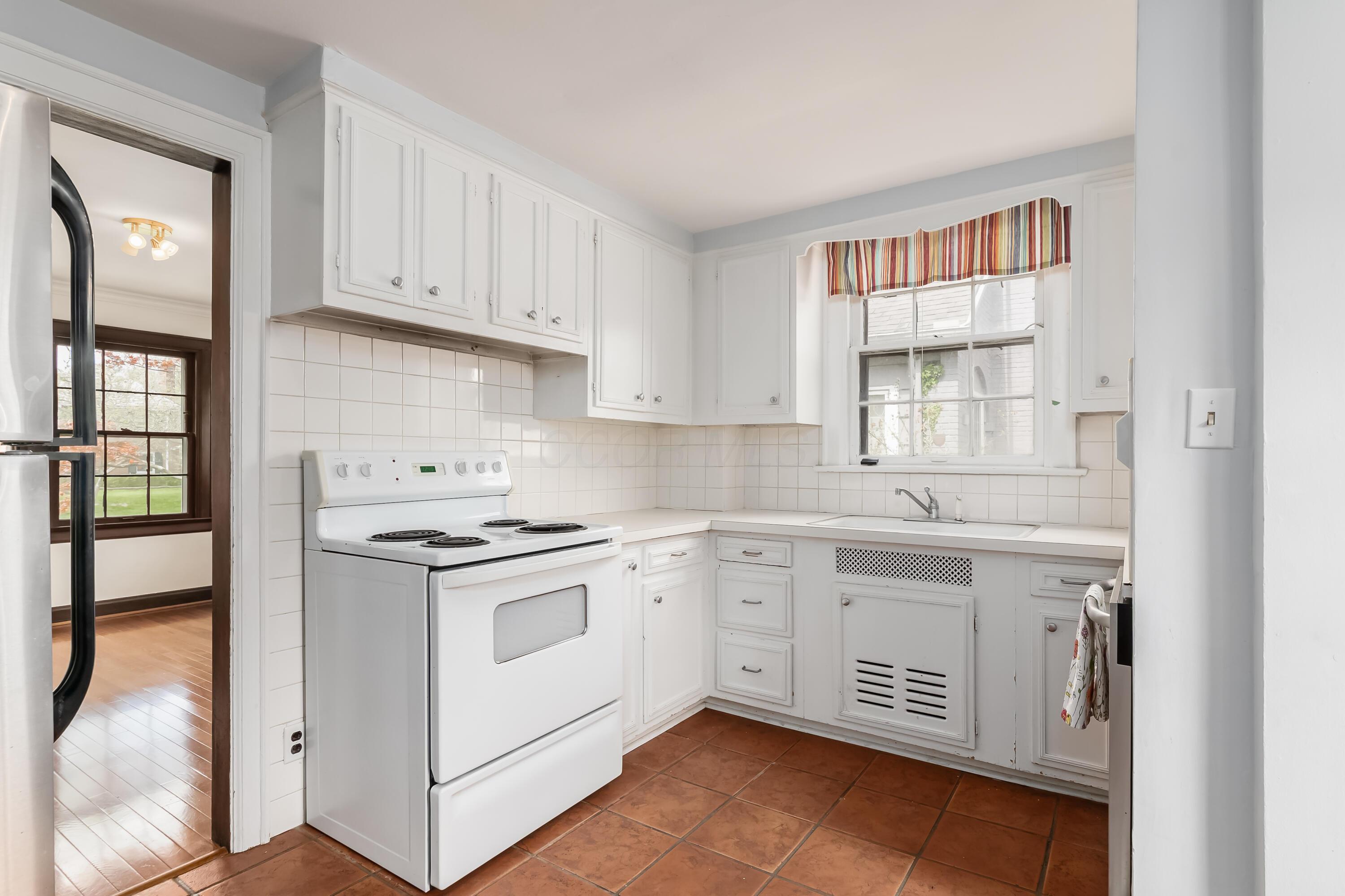 50 North Cassingham Road Columbus, OH 43209 - Photo 19 of 47 White Kitchen