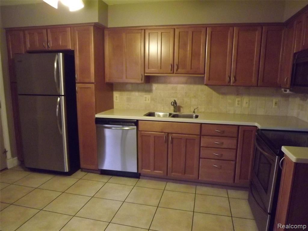 569 Tennyson Rochester Hills, MI 48307 - Photo 3 of 19