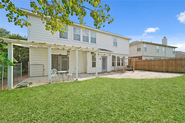 a view of a house with backyard and sitting area