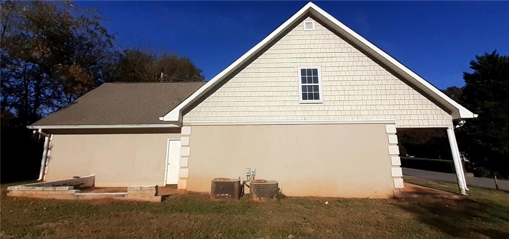 51 Pine Avenue Commerce, GA 30529 - Photo 3 of 24 a view of a house with backyard