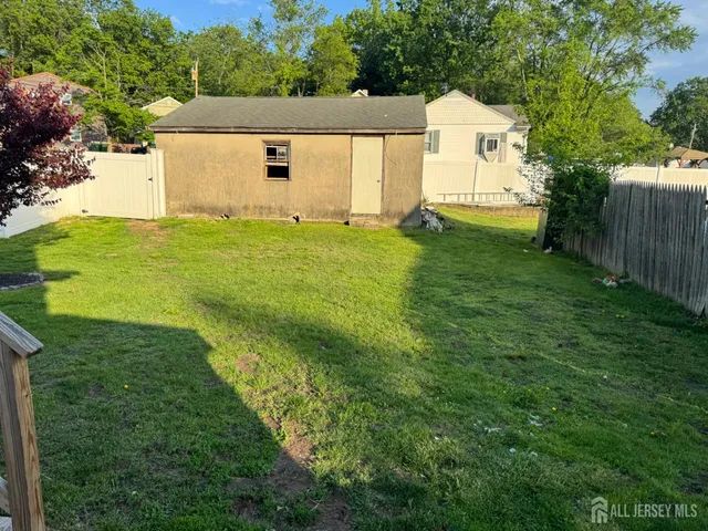 a view of a back yard