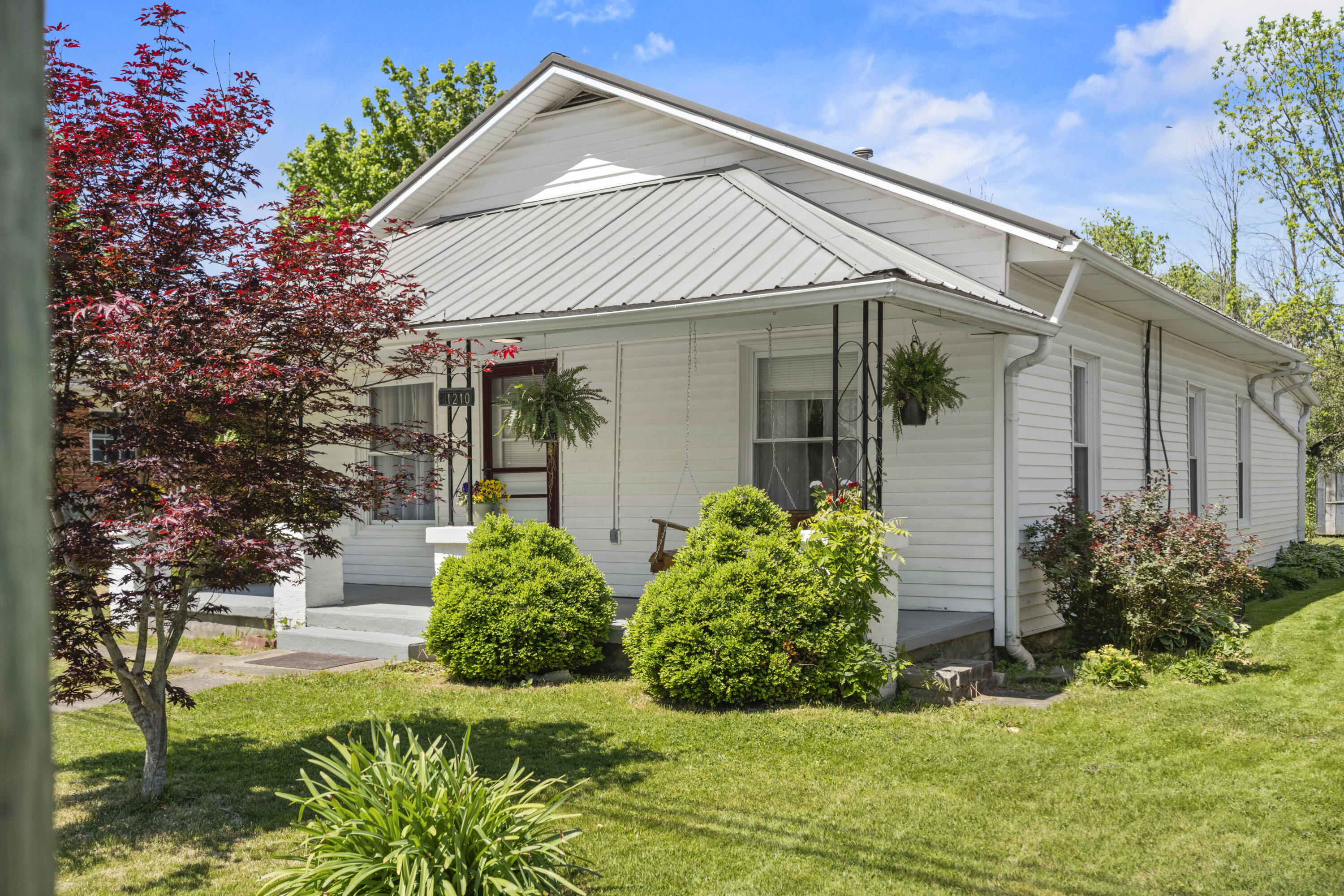 1210 South Irvine Road Irvine, KY 40336 - Photo 1 of 27 20260420-1210-S-Irvine-Rd-fh-003