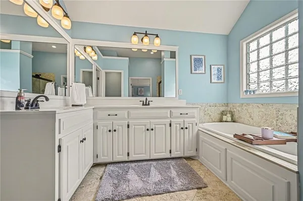 $479,999 | 17802 Greyhawke Ridge Drive, Smithville, MO 64089