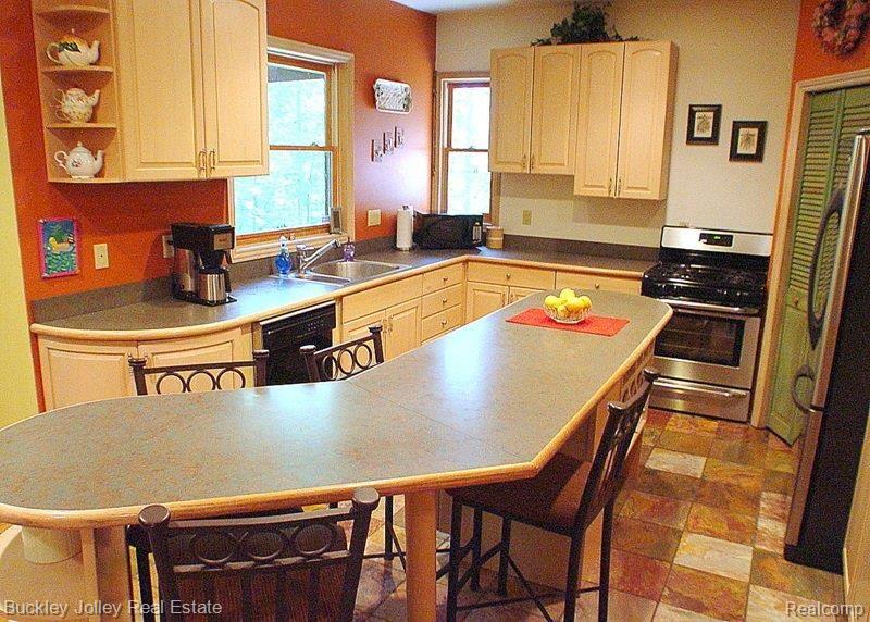 10202 Hyne Road Brighton, MI 48114 - Photo 9 of 21 Lots of Storage in the Kitchen