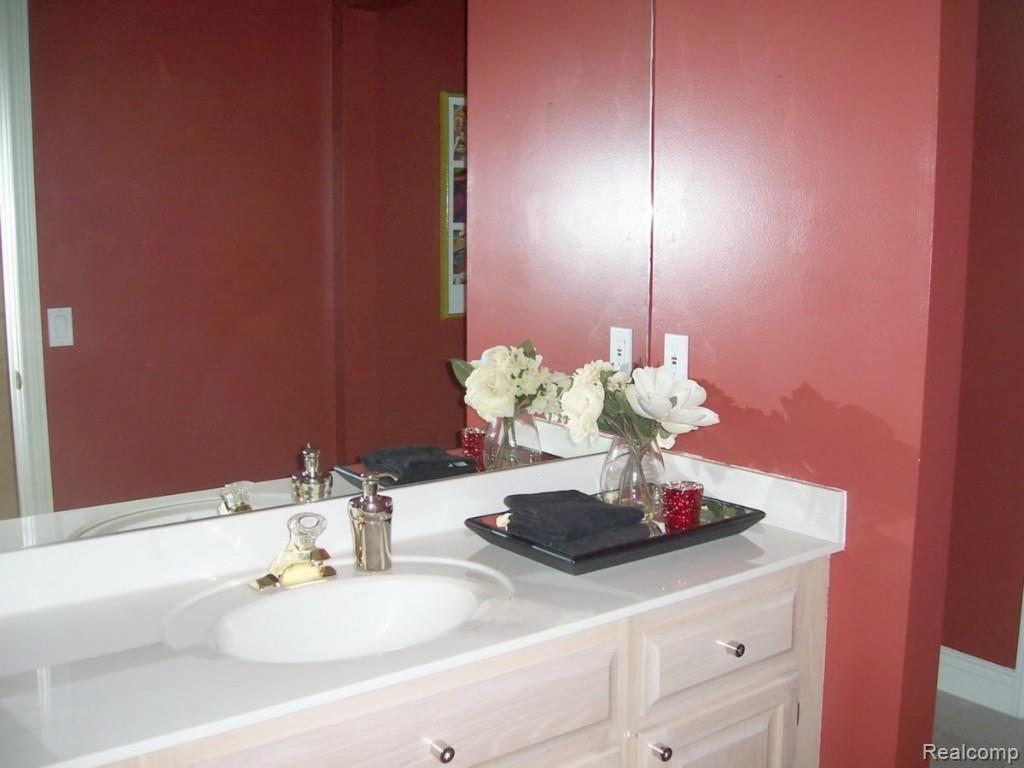 2953 Baytree Court Rochester, MI 48306 - Photo 19 of 34 Powder Room