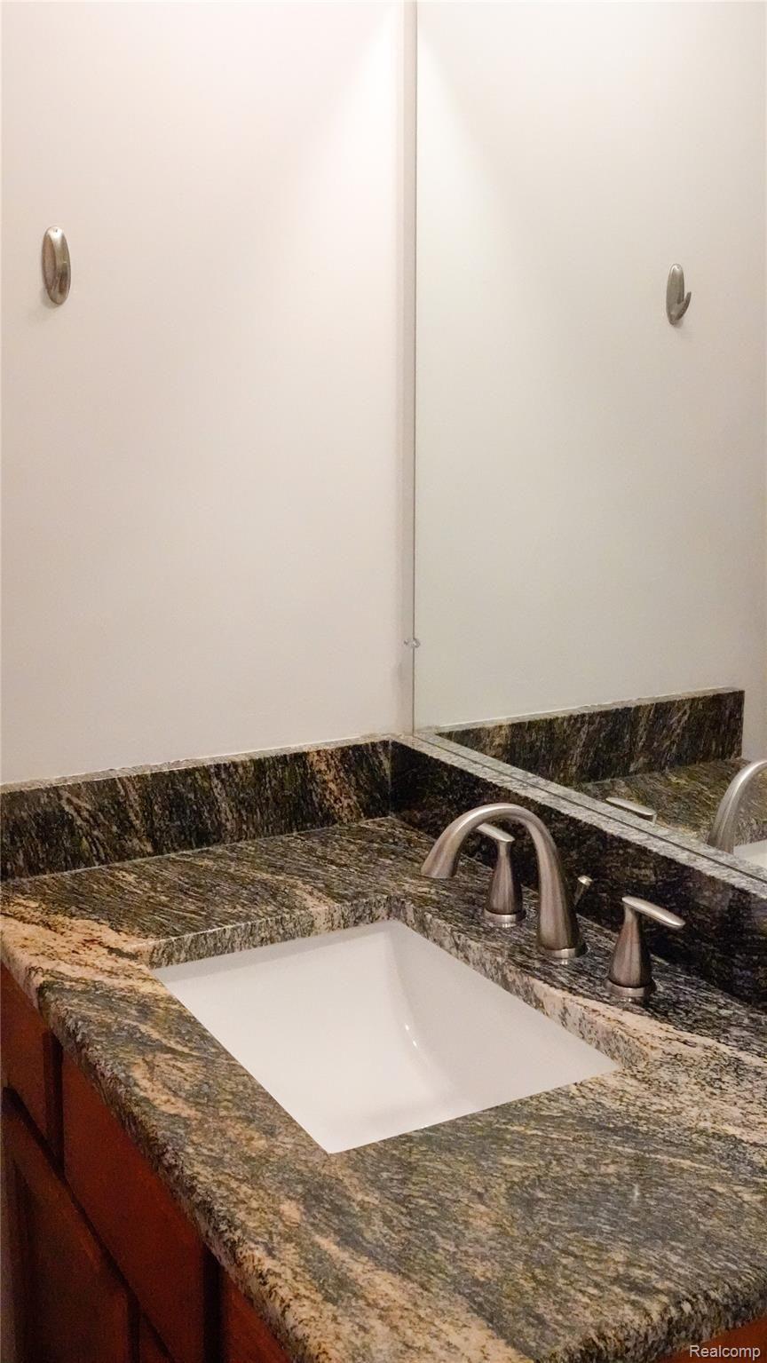 910 Hillsborough Drive Rochester, MI 48307 - Photo 9 of 28 09_Sent.jpg