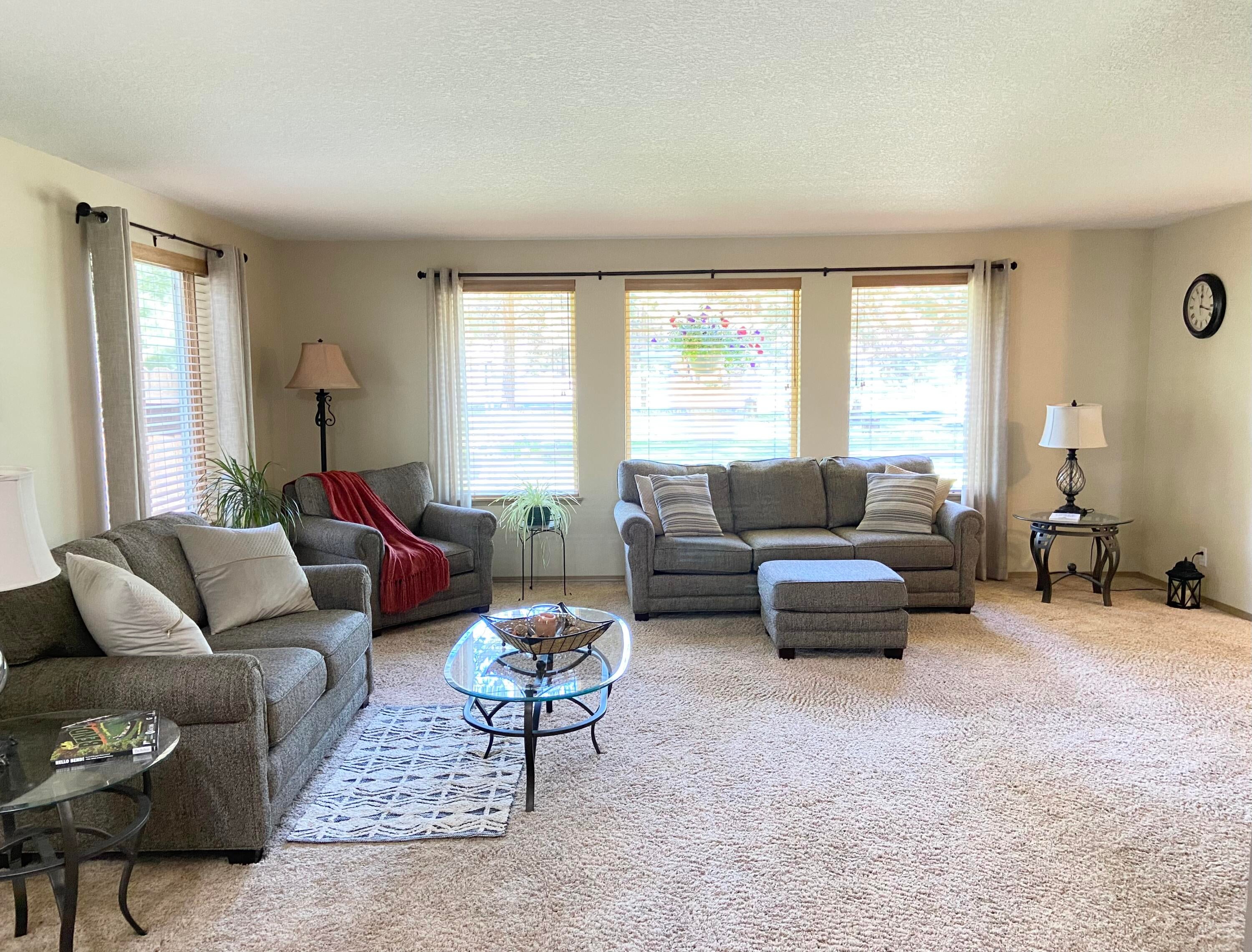 60218 Agate Road Bend, OR 97702 - Photo 4 of 19 Living room