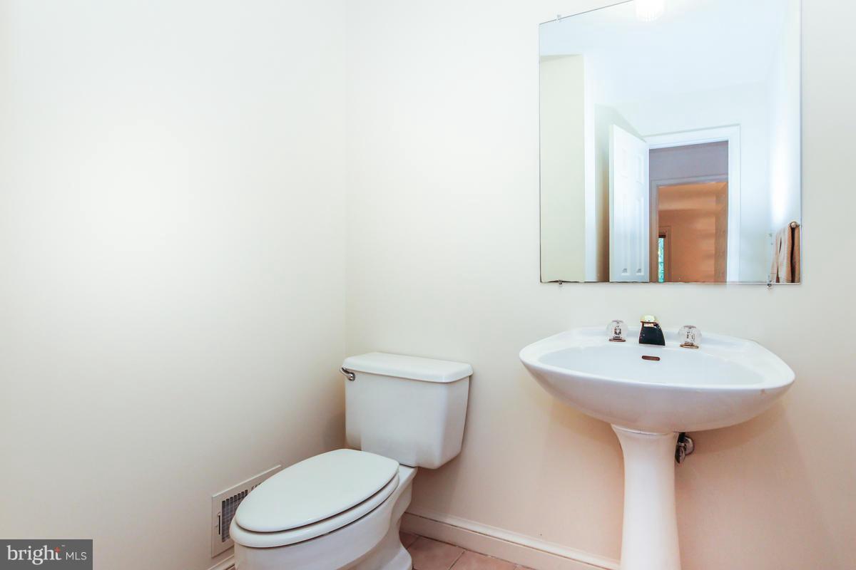 1587 Regatta Lane Reston, VA 20194 - Photo 10 of 30 a bathroom with a toilet sink and mirror