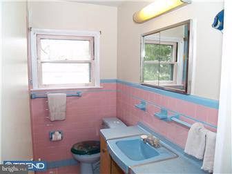 615 Manayunk Road Bala Cynwyd, PA 19004 - Photo 8 of 12 Bathroom