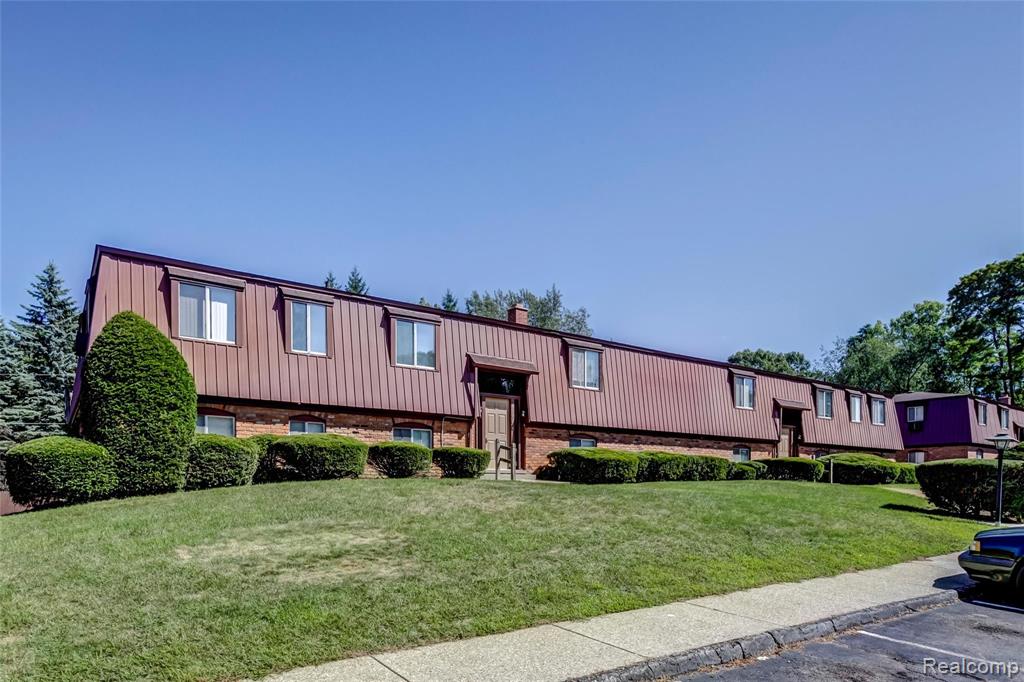 2155 Decker Road, Unit 11 Walled Lake, MI 48390 - Photo 1 of 10