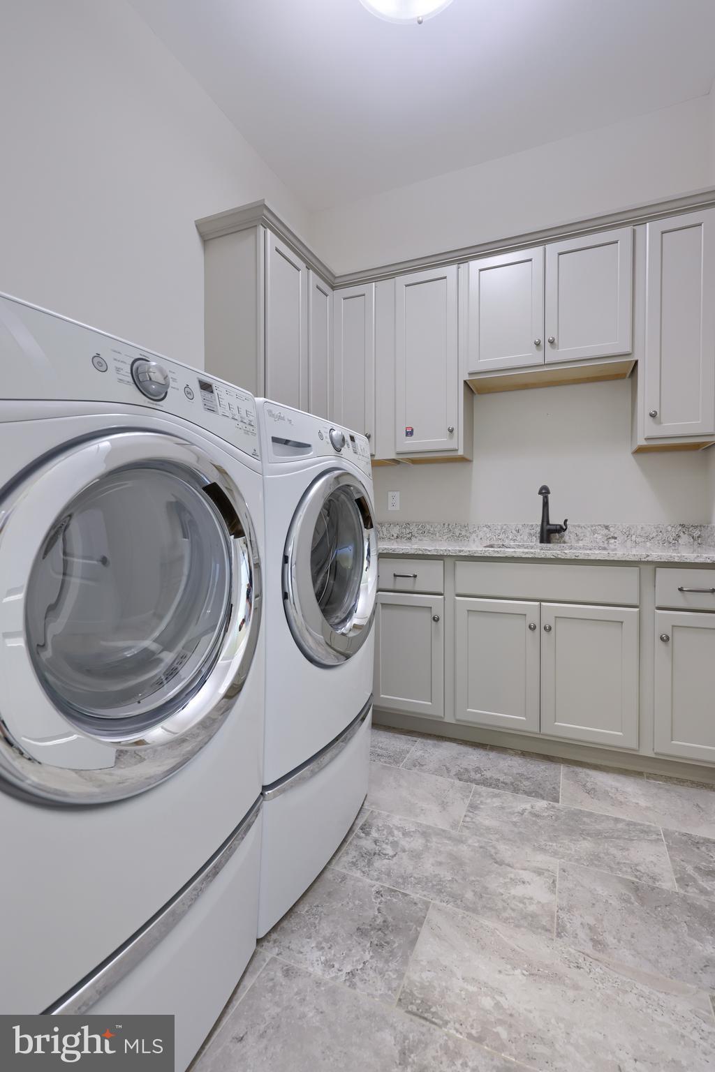 428 Southampton Drive Lititz, PA 17543 - Photo 33 of 60 a utility room with sink dryer and washer