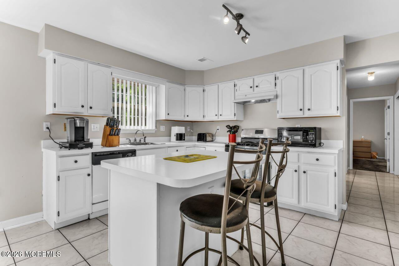 383 Meadowood Road Jackson, NJ 08527 - Photo 11 of 41 Kitchen