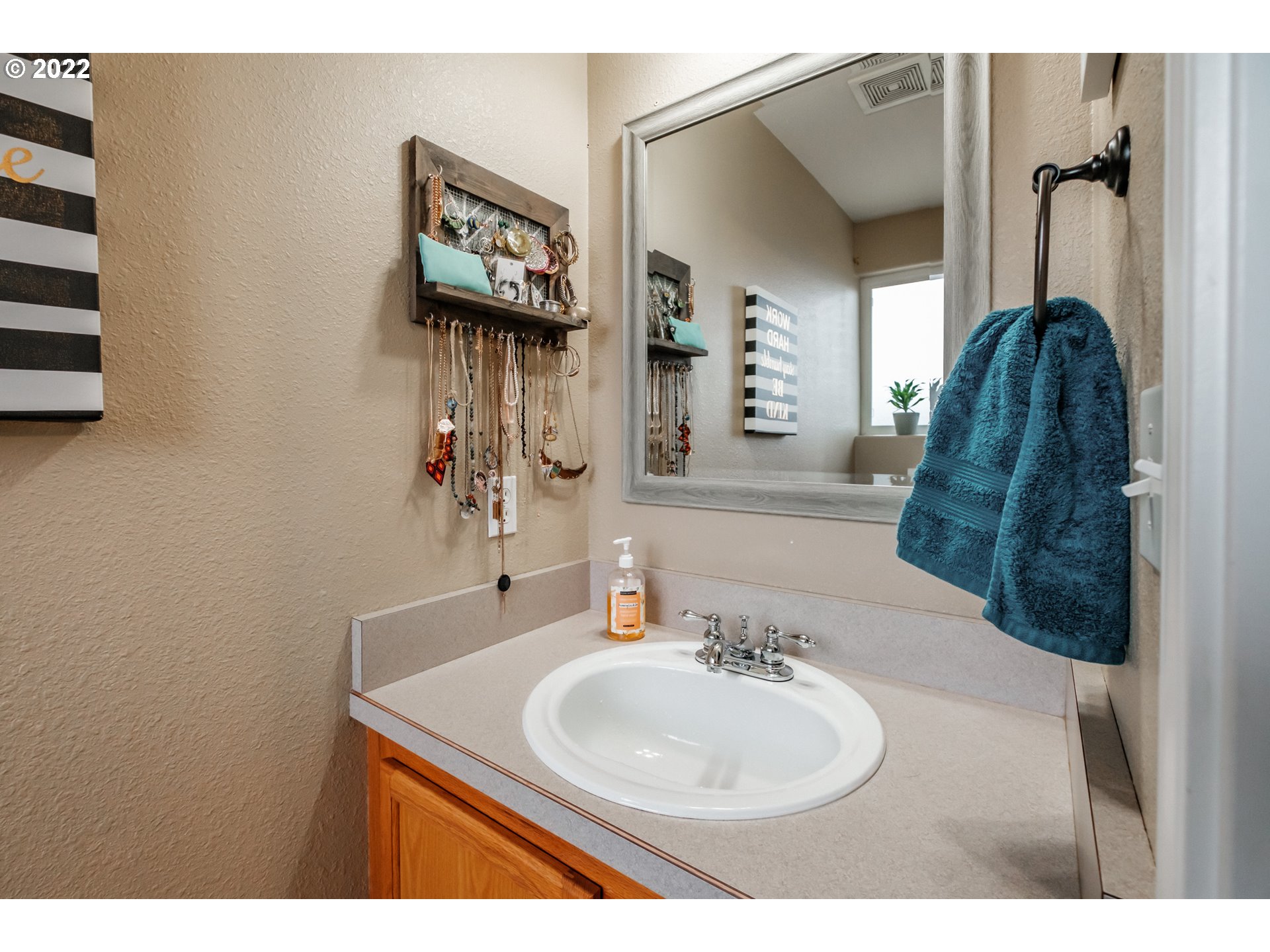 2244 Chelsea Way Lebanon, OR 97355 - Photo 9 of 32 Gallery Image 9