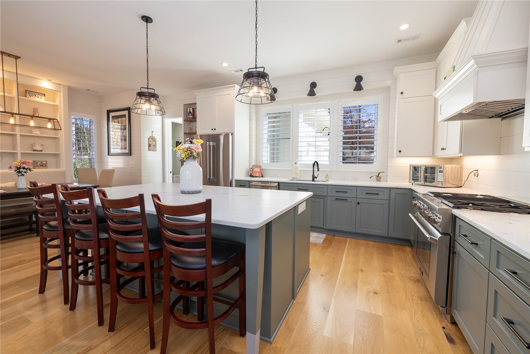 516 Pointe W Drive Seneca, SC 29672 - Photo 10 of 47 The chef’s kitchen is a dream, featuring custom ca