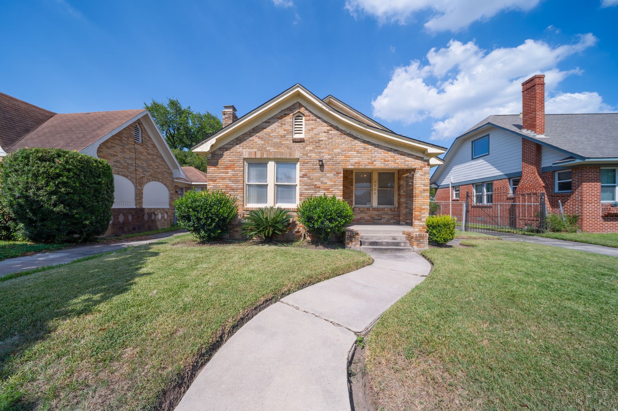 2505 Eagle Street Houston, TX 77004 - Photo 13 of 13 front view of a house with a yard