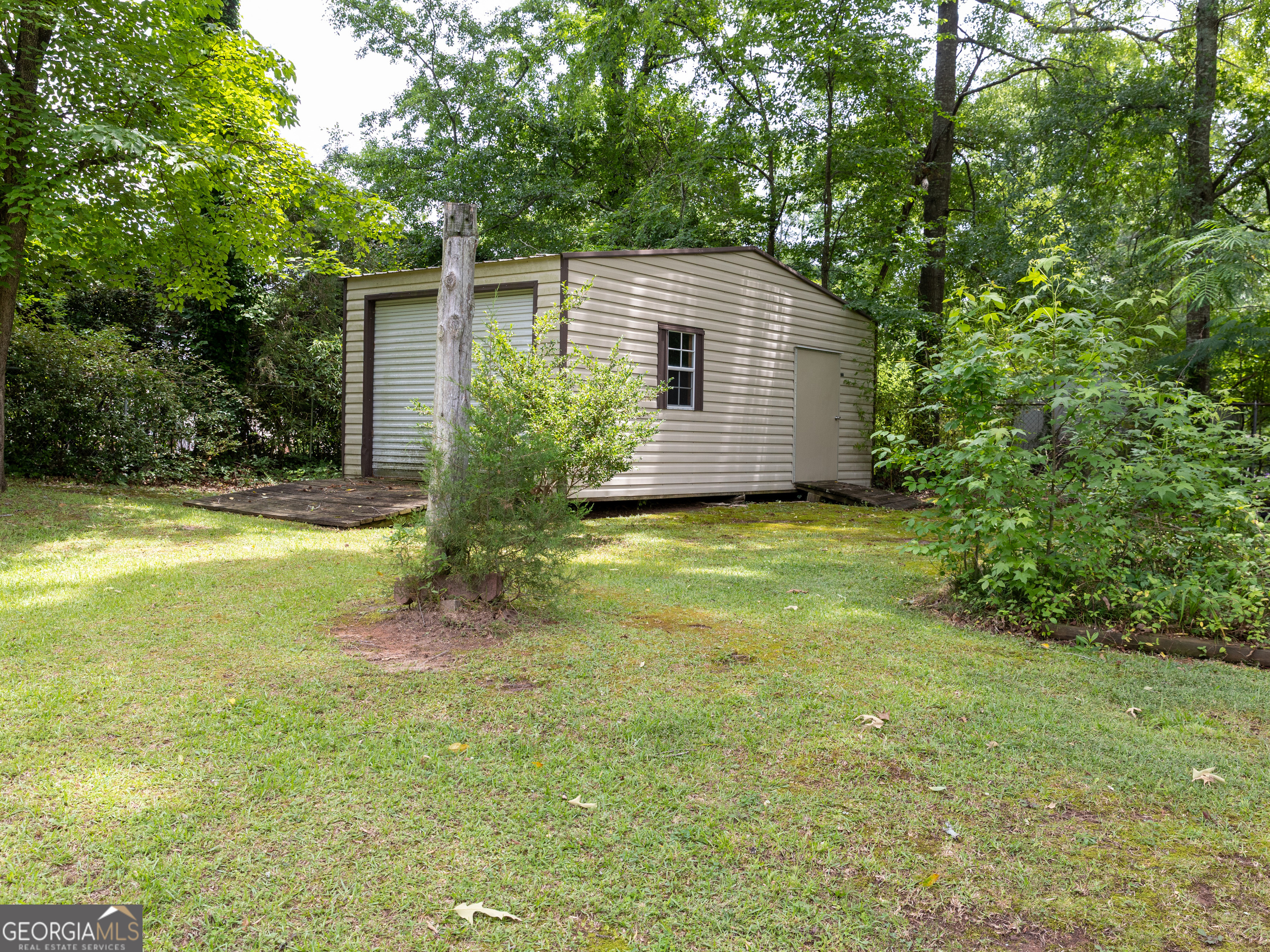 508 Ridgecrest Drive Elberton, GA 30635 - Photo 6 of 29 a view of a house with backyard and garden