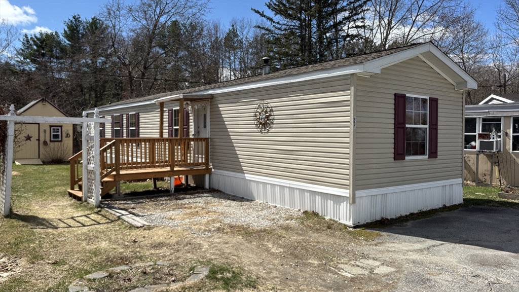 a view of a house with a yard