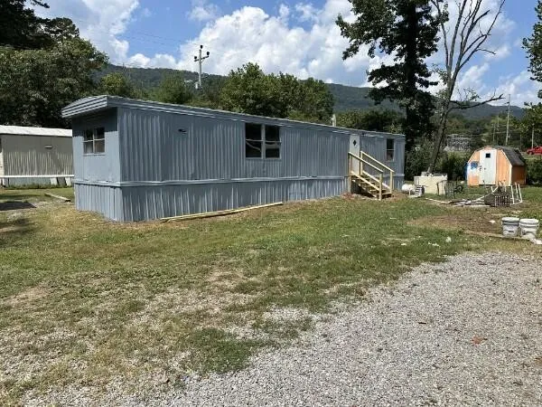 a view of a backyard