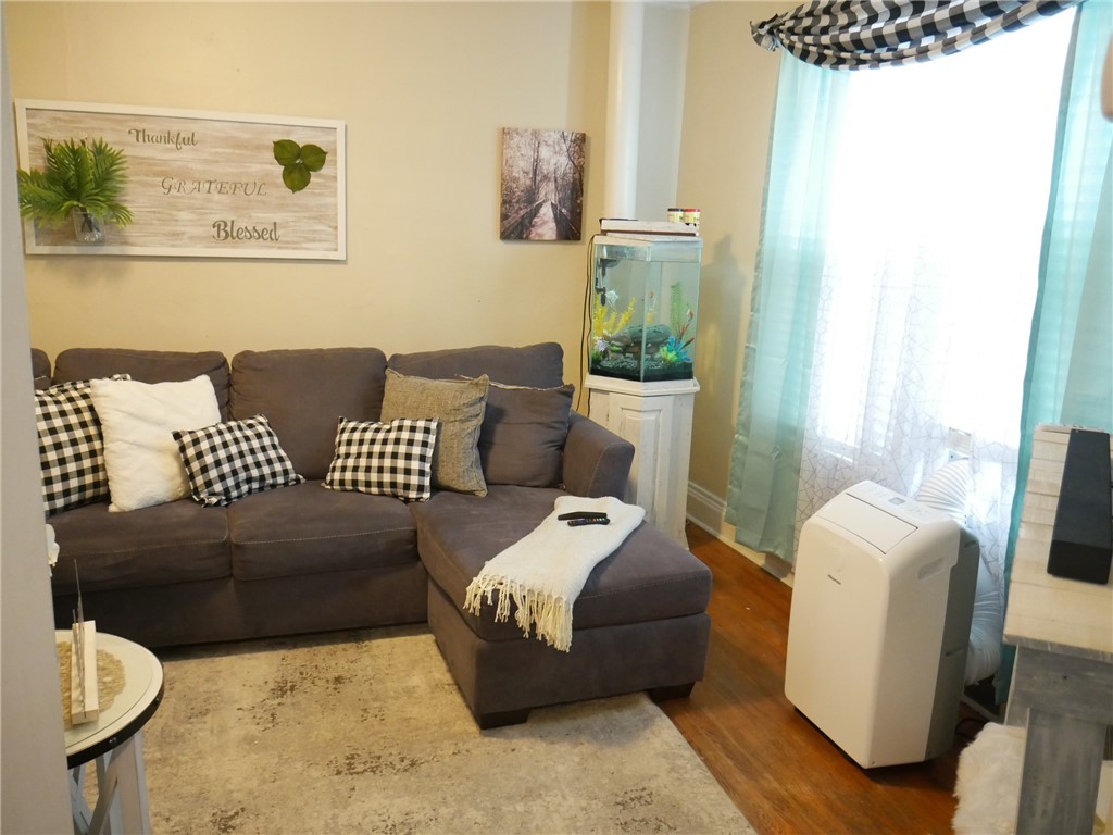 33 Sterling Street Rochester, NY 14606 - Photo 3 of 19